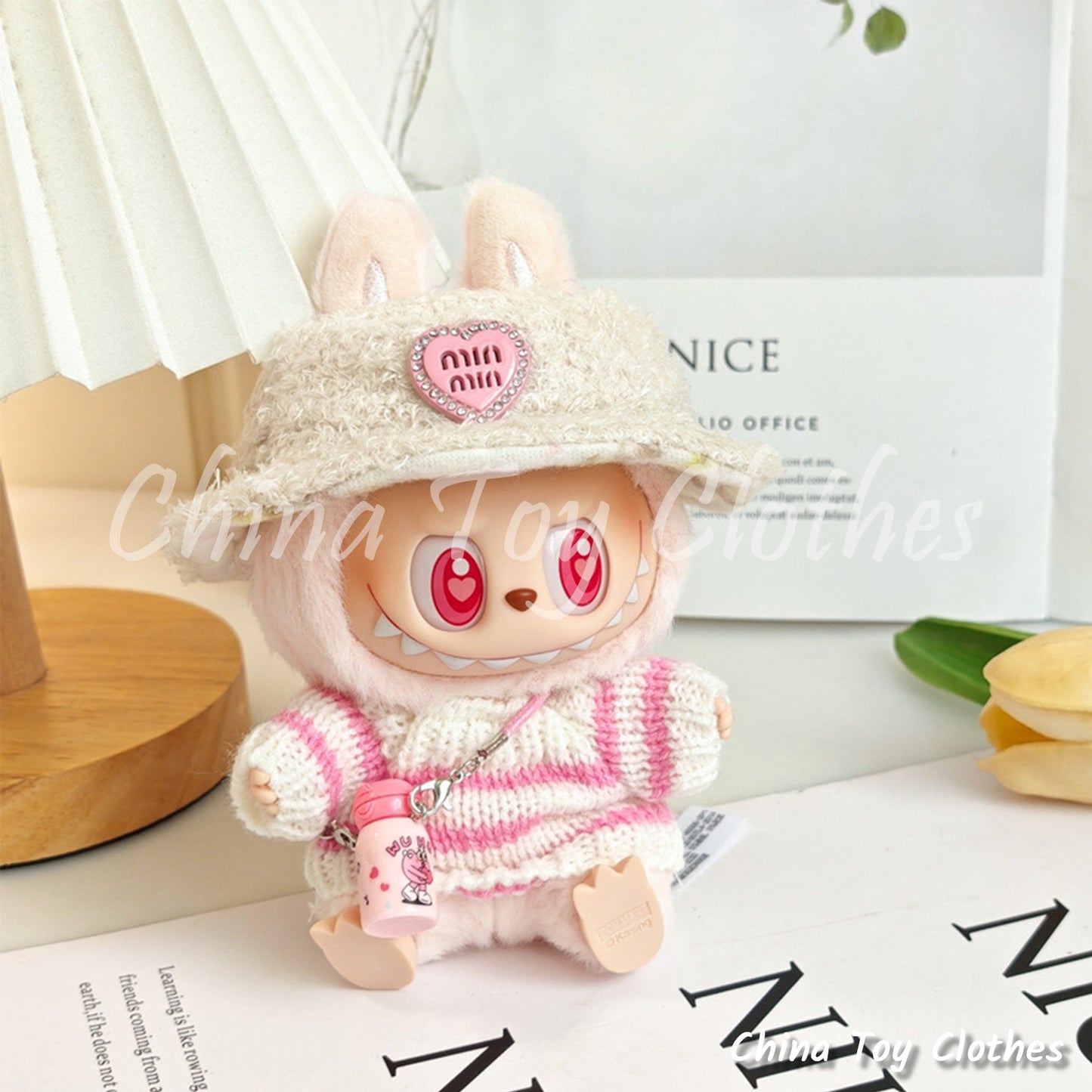 LABUBU 17cm Les Monstres Peluche Poupée Vêtements Adorable Pull Rose avec Chapeau et Bouteille dans un ensemble PAS DE JOUET